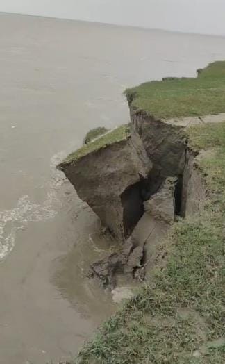 The Saryu River is swallowing agricultural land in the Diara region.