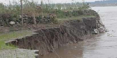 Yamuna erosion: The dilapidated stumbling block between number 0 and 1 in Bhadi broke down.