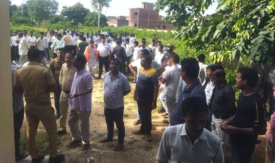 Uproar over information of a woman with a young man in a government residence
