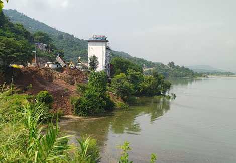 Debris dumped in Gobind Sagar Lake near Chroma Hotel