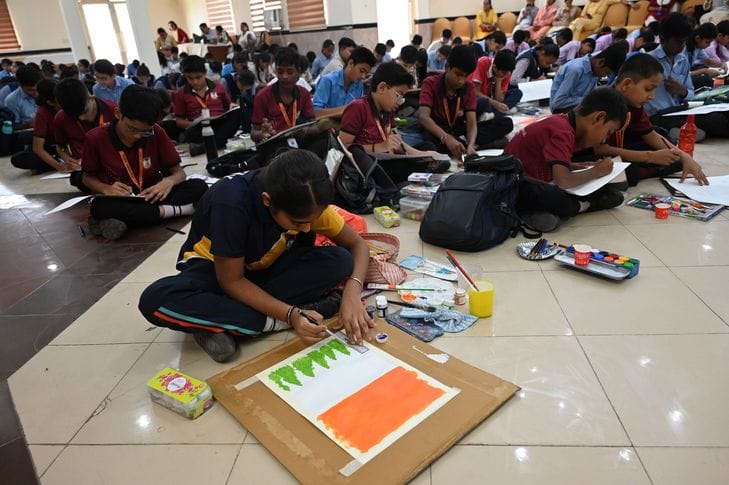 Message of Clean India given through pictures