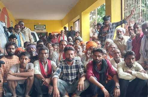 Angry farmers blocked Banda-Prayagraj highway due to non-availability of fertilizer.