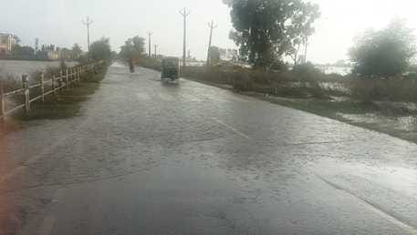 Ganga's water level rises 15 cm in two days, flooding roads