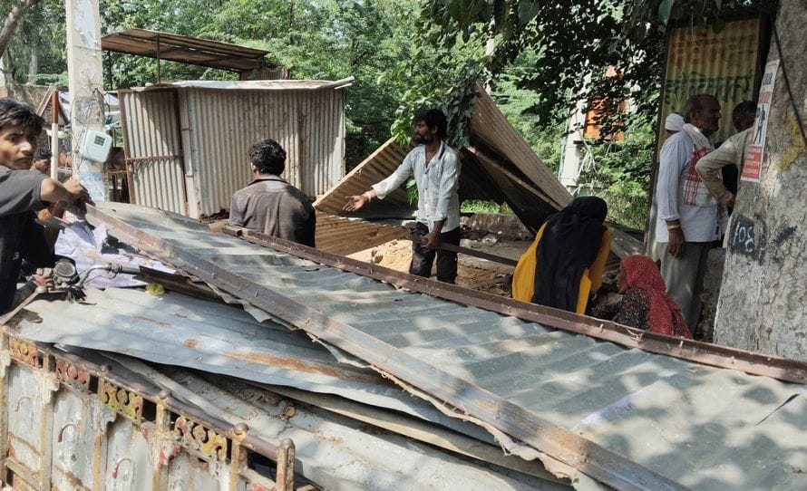 After the warning from the Municipal Corporation, the stall owners themselves removed the encroachment.