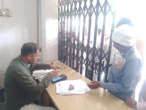 Farmers are getting fertilizers after waiting in line for hours