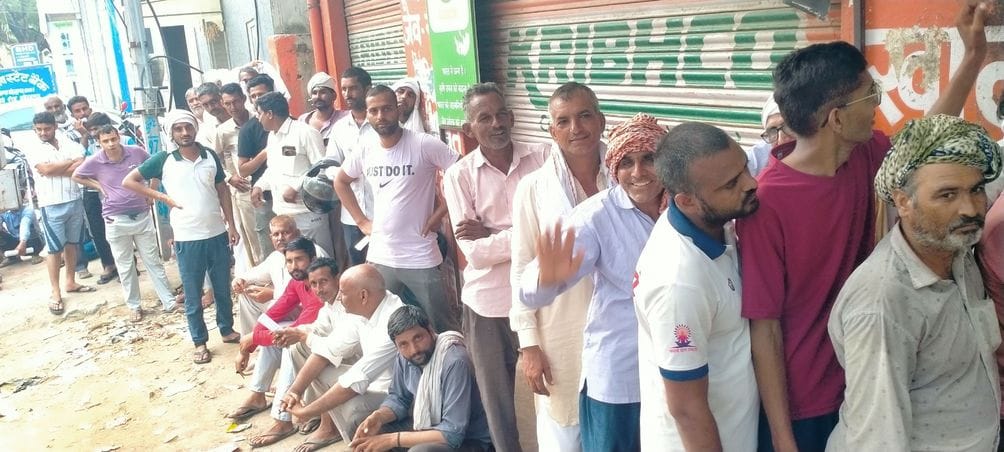 Fertilizer crisis: Fertilizers being distributed under the watch of police and agriculture officials