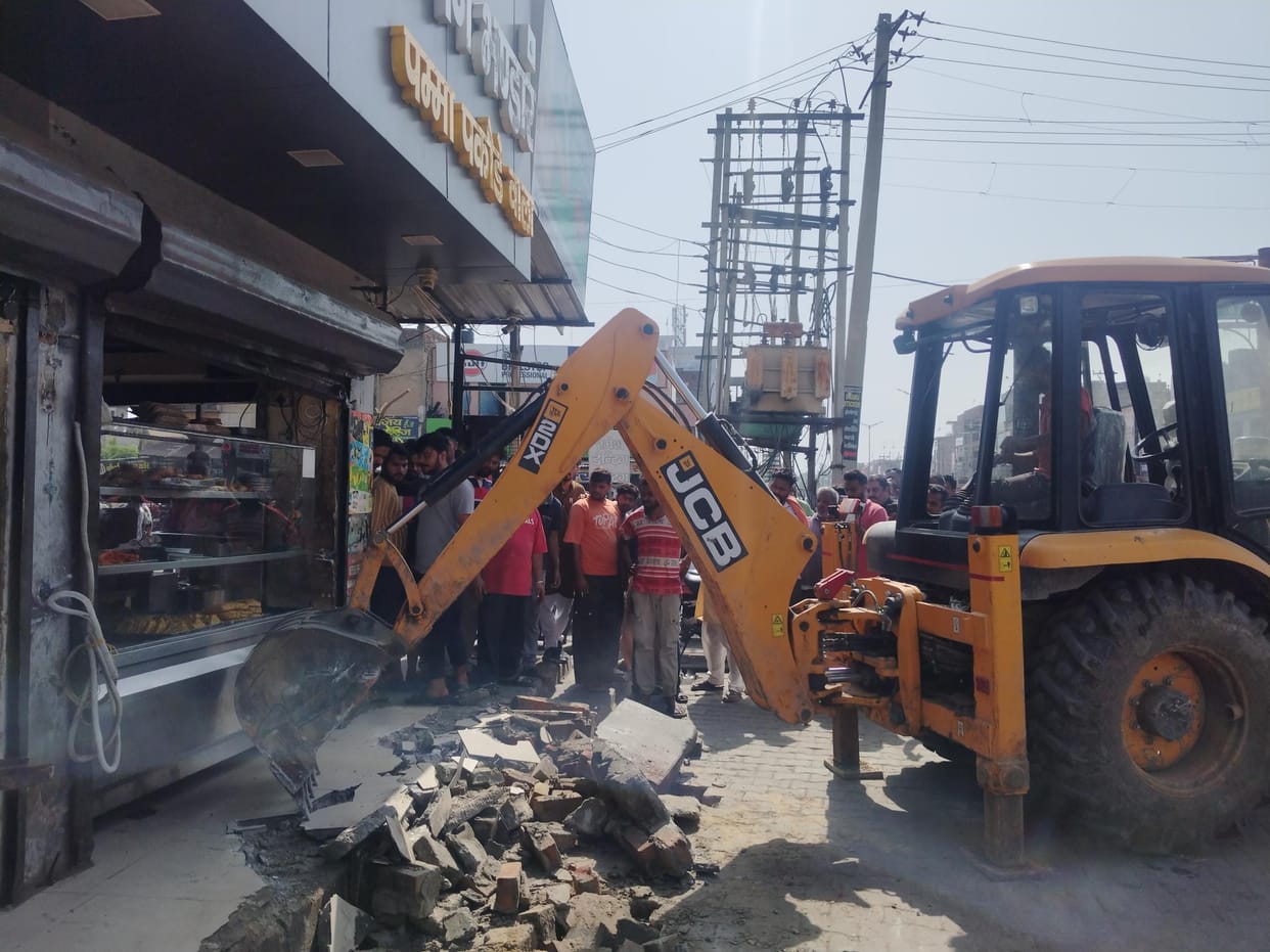 The bulldozer crushed the dreams of traders, broke the sheds and ramps, removed the handcarts, and now gave a two-day deadline.