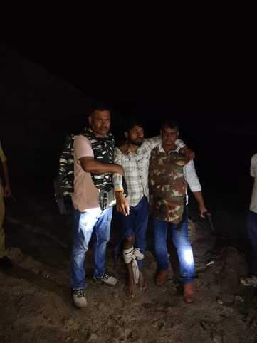 A man carrying a reward of 25,000 rupees for robbing liquor from a pickup truck was arrested in an encounter.