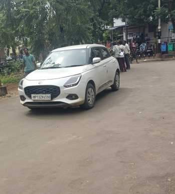 इस कार ने मजदूर को रौंदा था, जिसे पुलिस ने जब्त किया है।