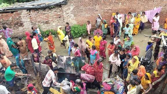 Siddharthnagar News: Short circuit causes fire in thatched house, goods reduced to ashes