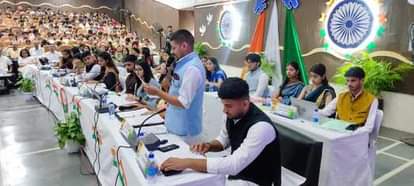 Students expressed their views on issues in the Youth Parliament.