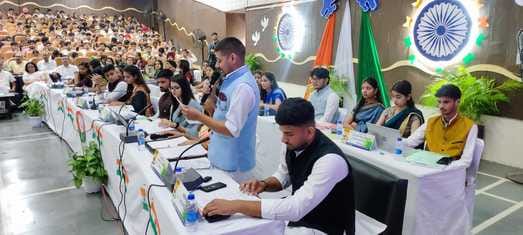 Students expressed their views on issues in the Youth Parliament.