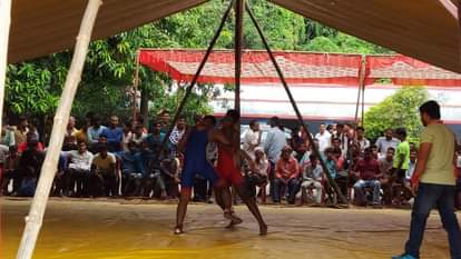 Gorakhpur News: Players from the metropolis dominate the district level wrestling
