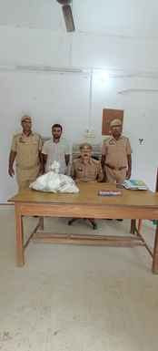 A notorious thief was arrested in Kaptanganj and sent to jail.