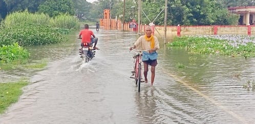 Trouble... Laxmipur village surrounded by water, waterlogging in police station and school