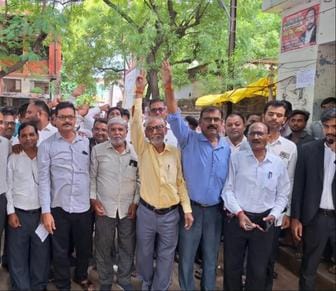 The lawyers took out a procession and raised slogans against the police administration.