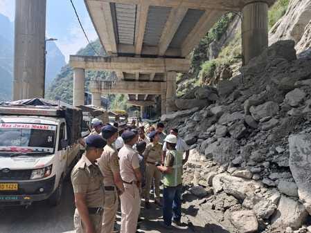 Mandi-Kullu highway remained blocked for one and a half hours in Banala