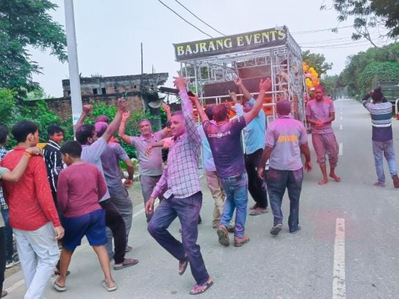 Lord Vishwakarma's procession started with great pomp and prasad was accepted