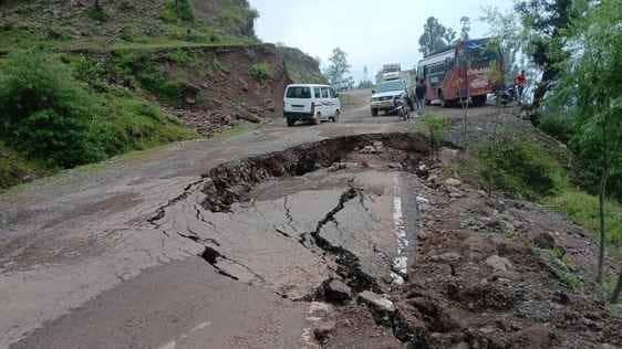 राजोरी के कोटरंका ख्वास मार्ग पर धंसी सड़क के फोटो