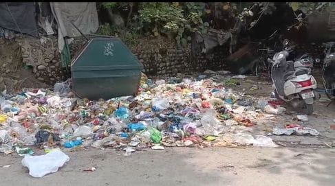 Workers on strike, garbage piles up due to lack of cleaning