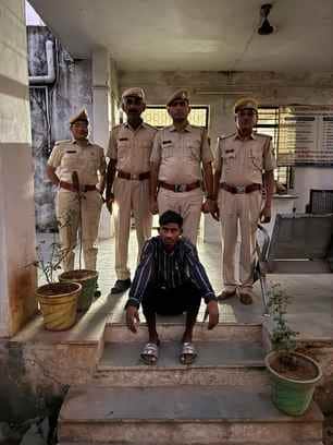 पुलिस की गिरफ्त में आरोपी