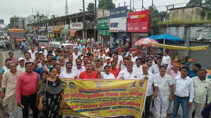 Teachers protested against the mandatory TET.