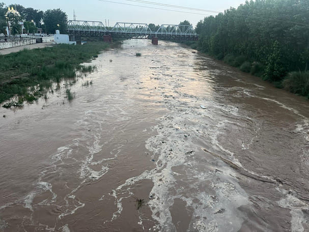 The water level in the Markanda River again reached close to the danger mark.