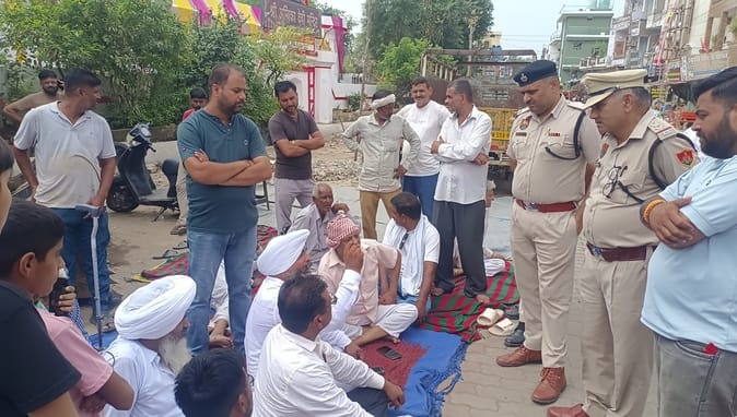 People staged a sit-in protest against the laying of pipes, demanding that the drain remain open.