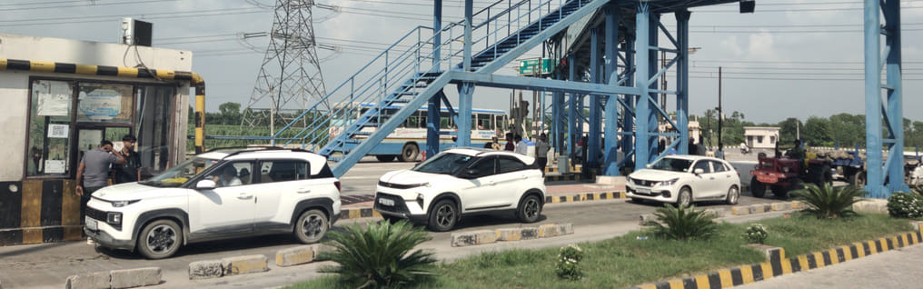 Tamshabad toll manager beaten up, gold chain snatched