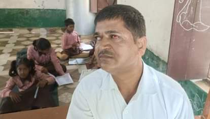 Headmaster and assistant teacher clash in front of children, fight