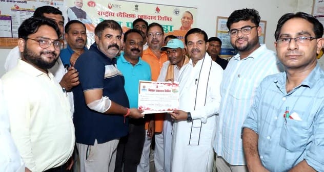BJP workers celebrated cleanliness fortnight, 93 people donated blood