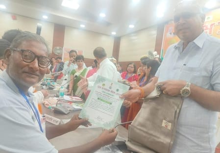 Bankeganj farmer receives tree producer award in Gonda