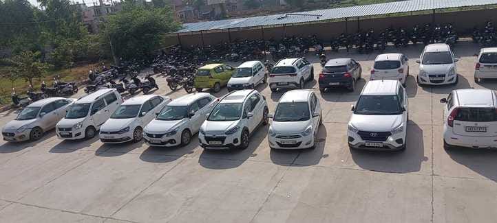 The parking contractor of the new bus stand has left the contract, raising the possibility of theft.