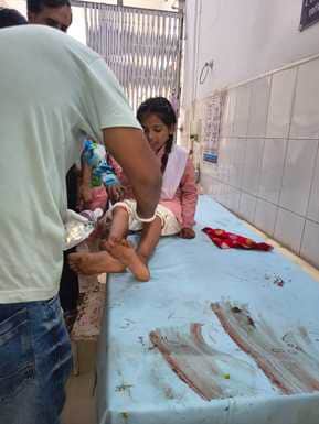 अस्पताल में इलाजरत छात्रा।