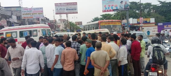 Negligence in the treatment of the elderly in BRD Medical, Gorakhpur sick person was laid on the road.