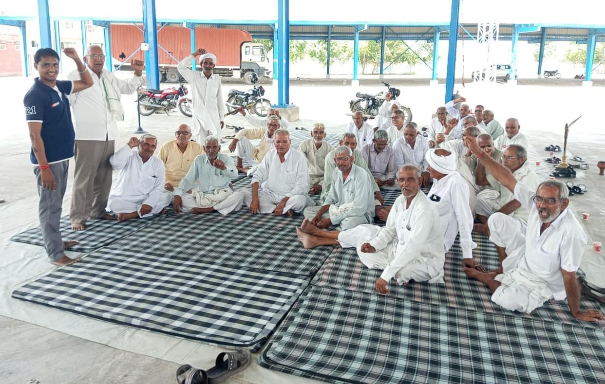 Farmers raised slogans against the government at the protest site.