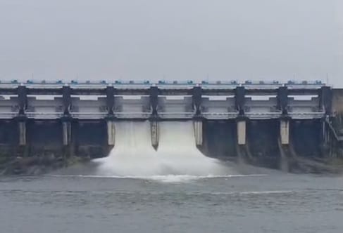 बारिश से उफनता कोलार डैम, जलस्तर बढ़ने पर दो गेट खोले