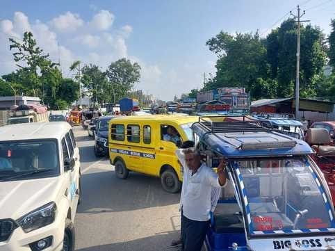 Due to route diversion, vehicles are lined up on Tanakpur Highway, causing inconvenience to people.