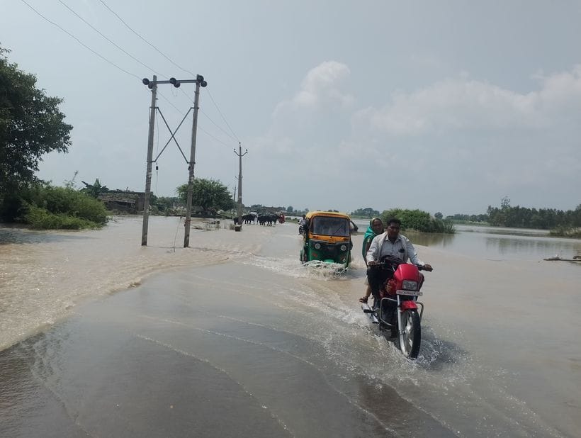 Water reached near Chaura village, traffic affected