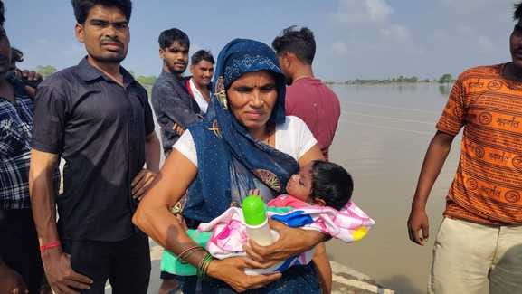 After waiting for seven hours, the mother waded through two kilometers of water to reach her sick daughter