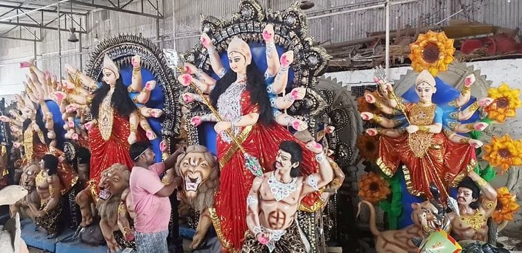 The goddess's court began to be decorated, the idols began to be adorned.