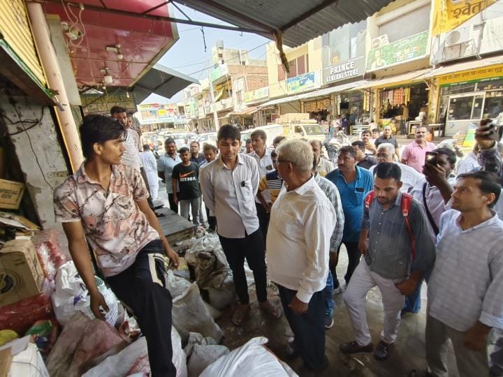 Footpath shops removed, shopkeepers warned, polythene confiscated