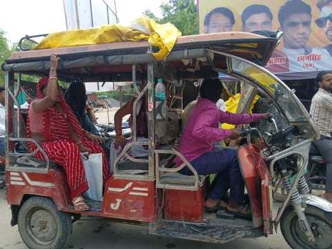 Farmers upset over not getting fertilizers blocked the road