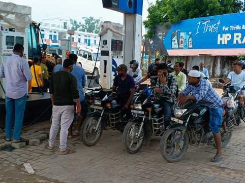 13 petrol pumps inspected, no helmet no fuel campaign ineffective in rural areas