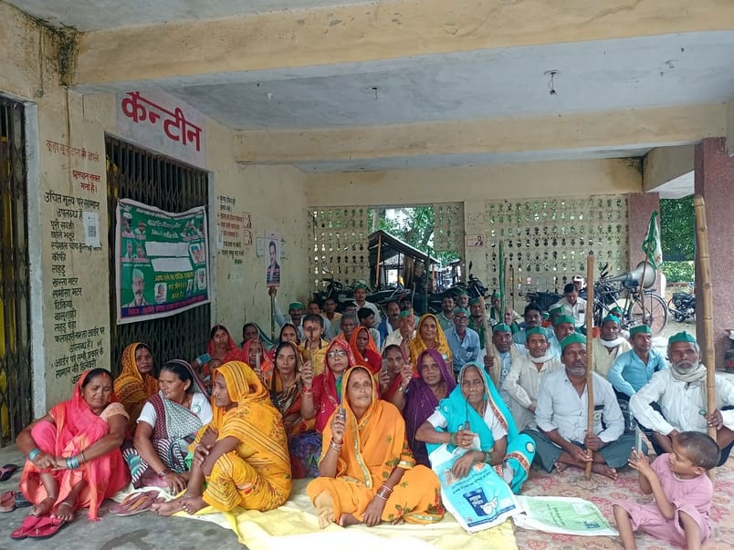 Bhakiyu staged a sit-in in Bhelmapur demanding a sugarcane purchasing centre.