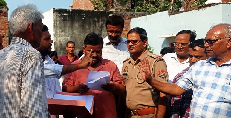 The district panchayat team that arrived to remove the encroachment returned after a commotion.