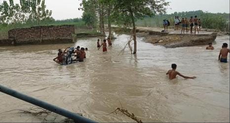 Road washed away in flood, there will be difficulty in reaching Ganga on Amavasya