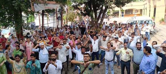 Teachers roared in the Collectorate, submitted a memorandum for relief from TET.