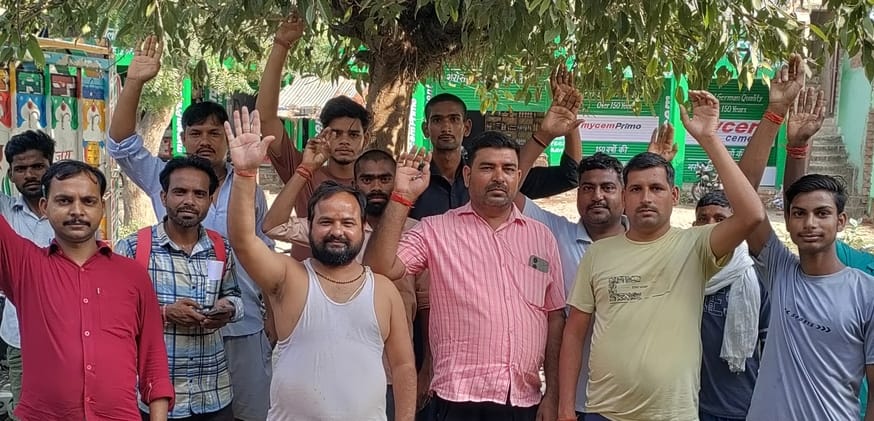 Demonstration by villagers facing power crisis for three days