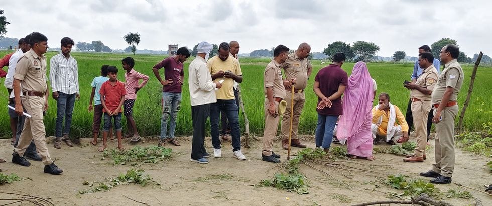 Siddharthnagar News: Elderly man's body found in field, suspected of strangulation